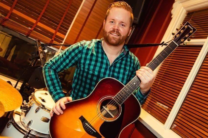 Hour of the Wolf: Working The Crowd With Troubadour Ellert