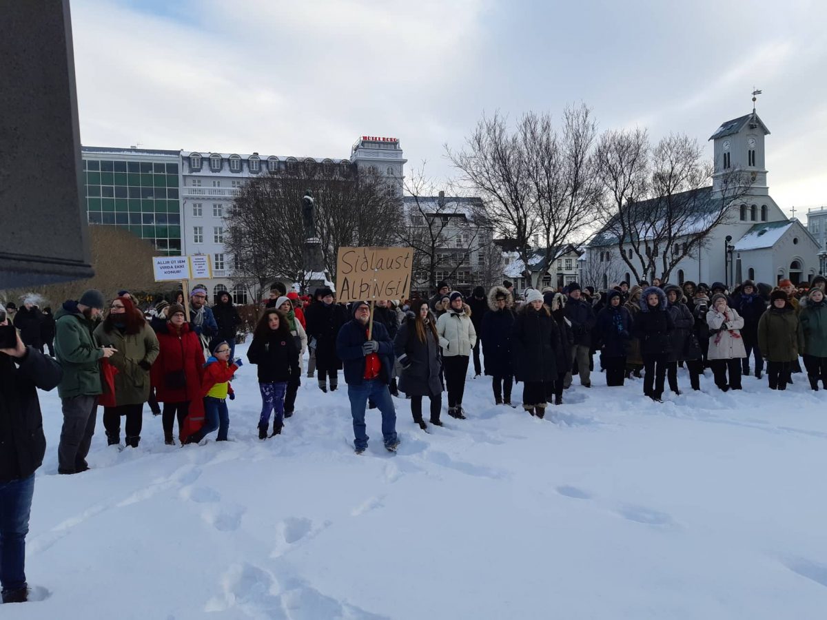 VIDEO: Protests Held Against Klausturgate MPs In Front Of Parliament