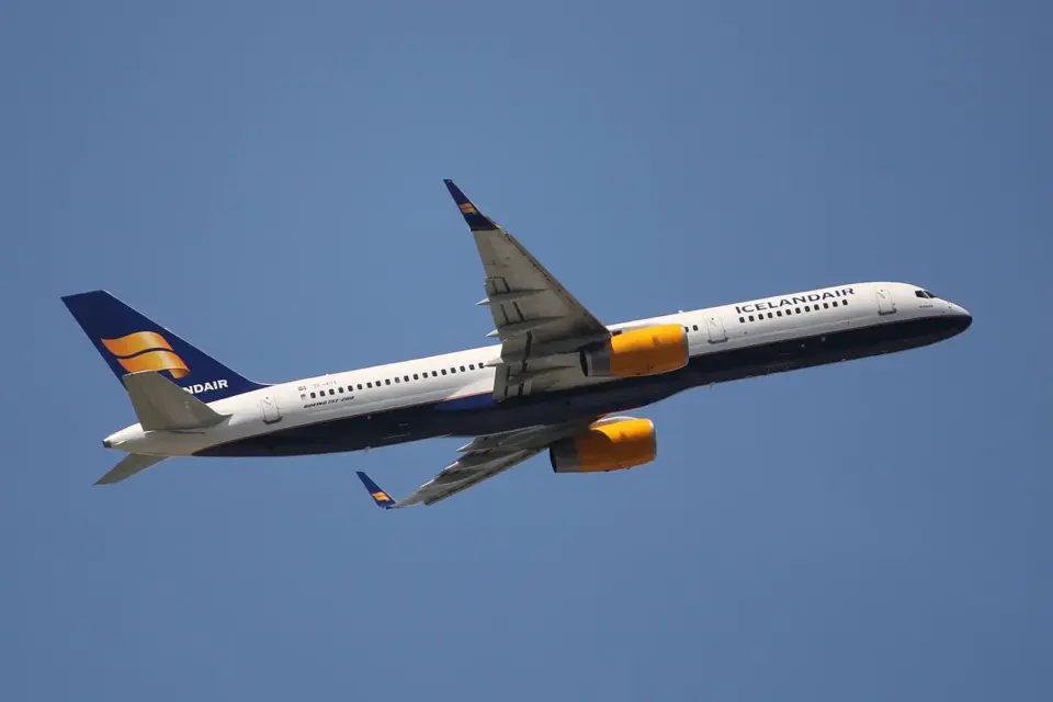 Icelandair Pilot Flies Dangerously Low Across Vestmannaeyjar