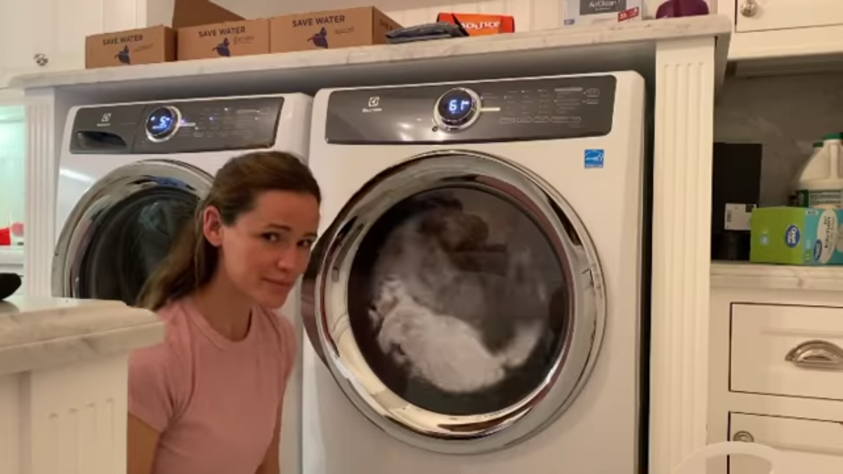 Jennifer Garner Dances To Daði Freyr Song In Her Laundry Room