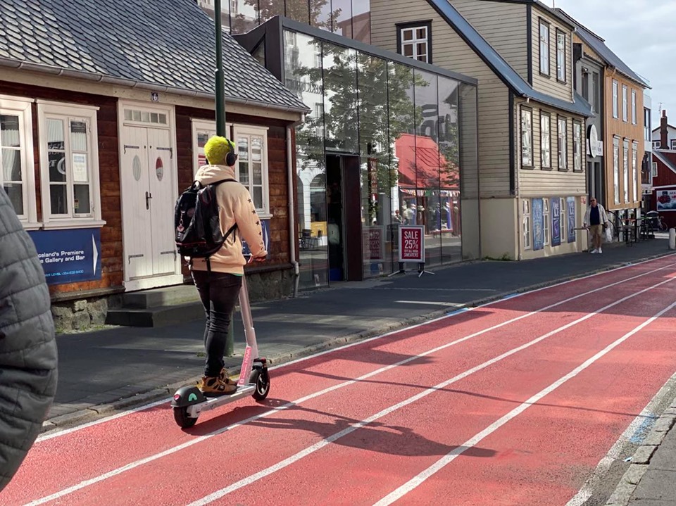 Reykjavík Councilperson Calls For Better Infrastructure For Scooters, Questions Logic Of Ban