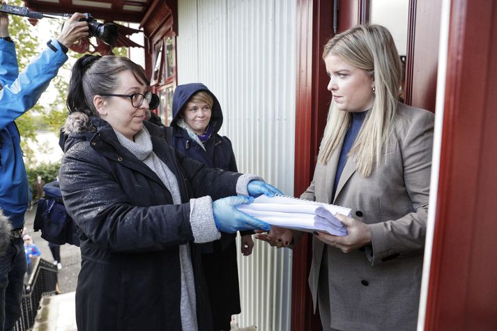 Pressure On The Justice Minister To Save Family Scheduled To Be Deported Tomorrow