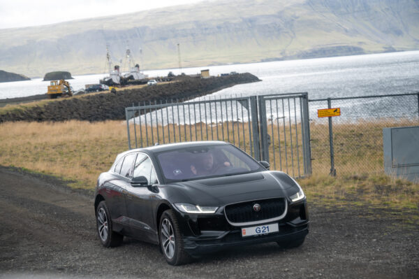 Kristján Loftsson, der Geschaeftsfuehrer der Firma Hvalur hf., wie er in seinem Auto die Walfangstation in der Bucht Hvalfjörður verlaesst. Hier werden gejagte Wale verarbeitet. Foto: Boris Niehaus