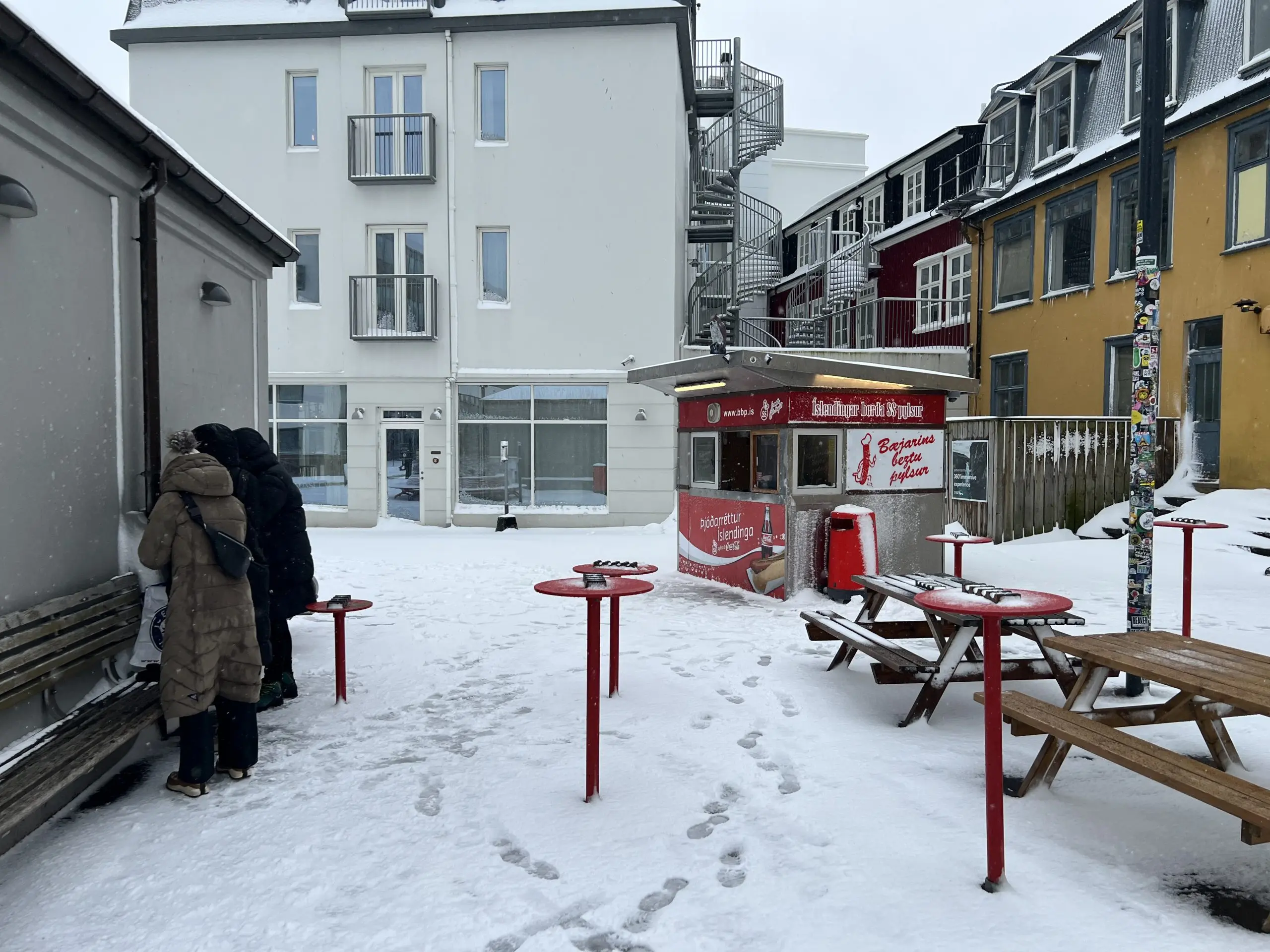 The Bæjarins Beztu Pylsur Index: School Closures Suggest A Local Alternative To The Waffle House Index