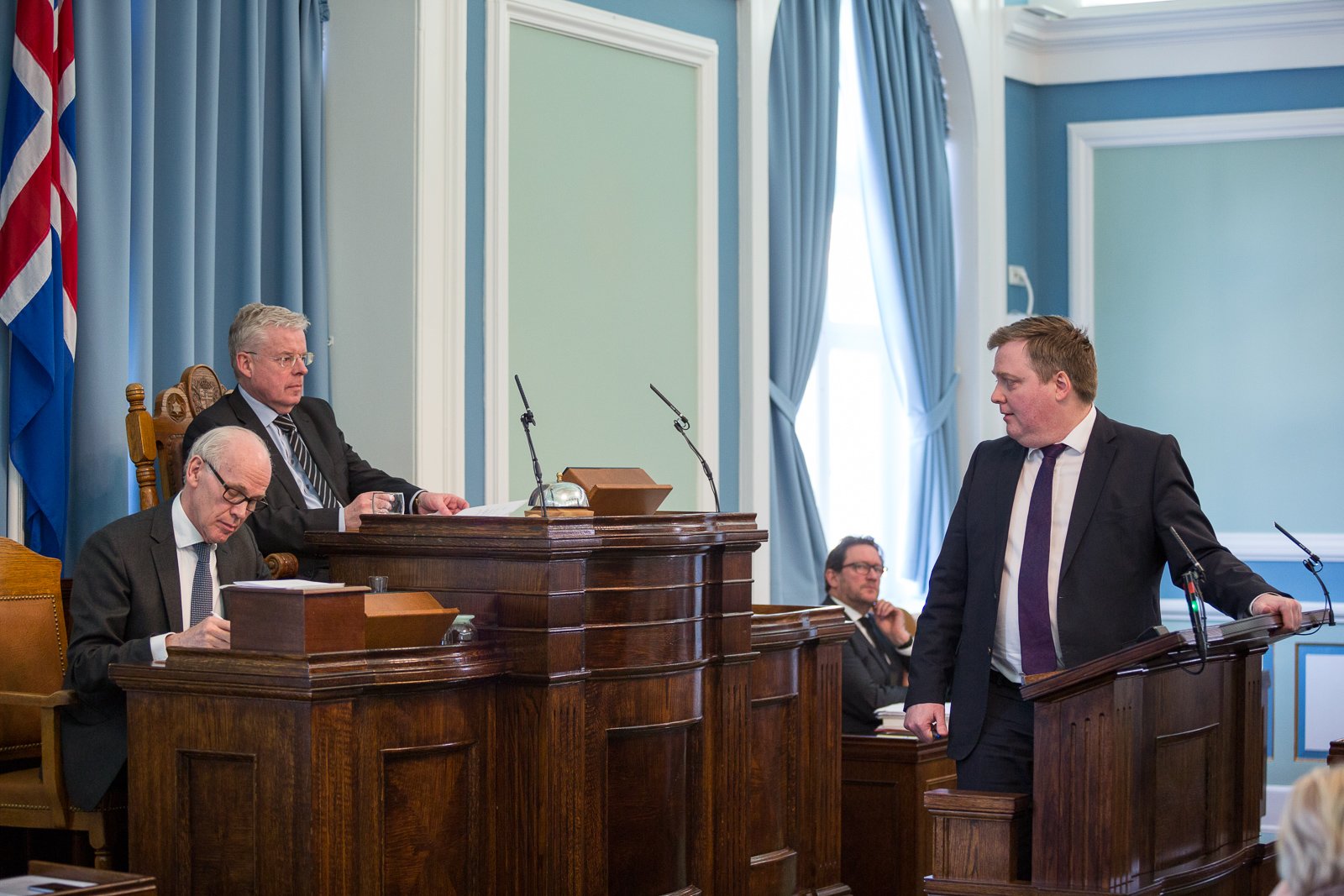 PM Sigmundur Davíð Gunnlaugsson Wavers On Resignation
