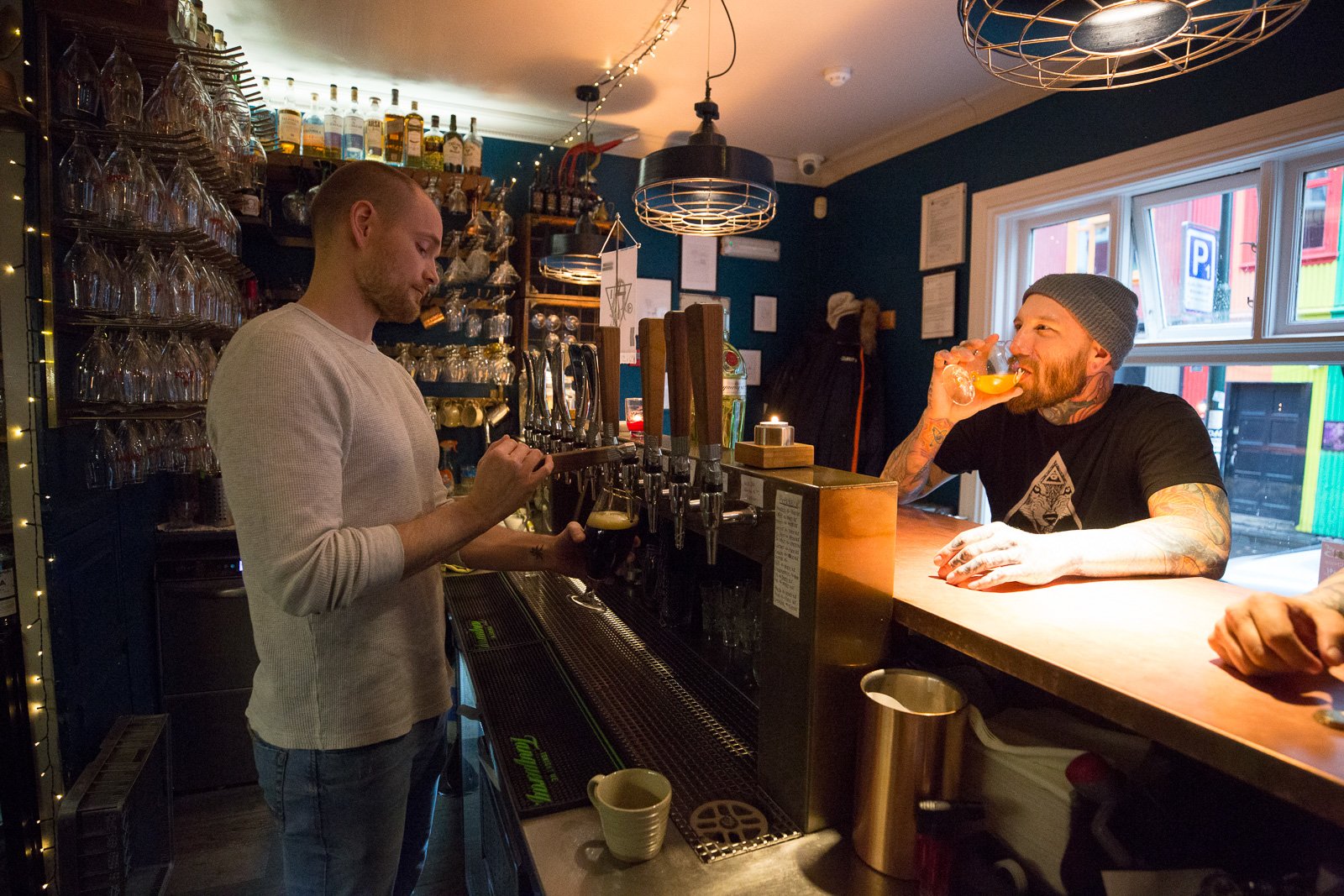 A picture of a Bar tender pouring an Icelandic Craft beer