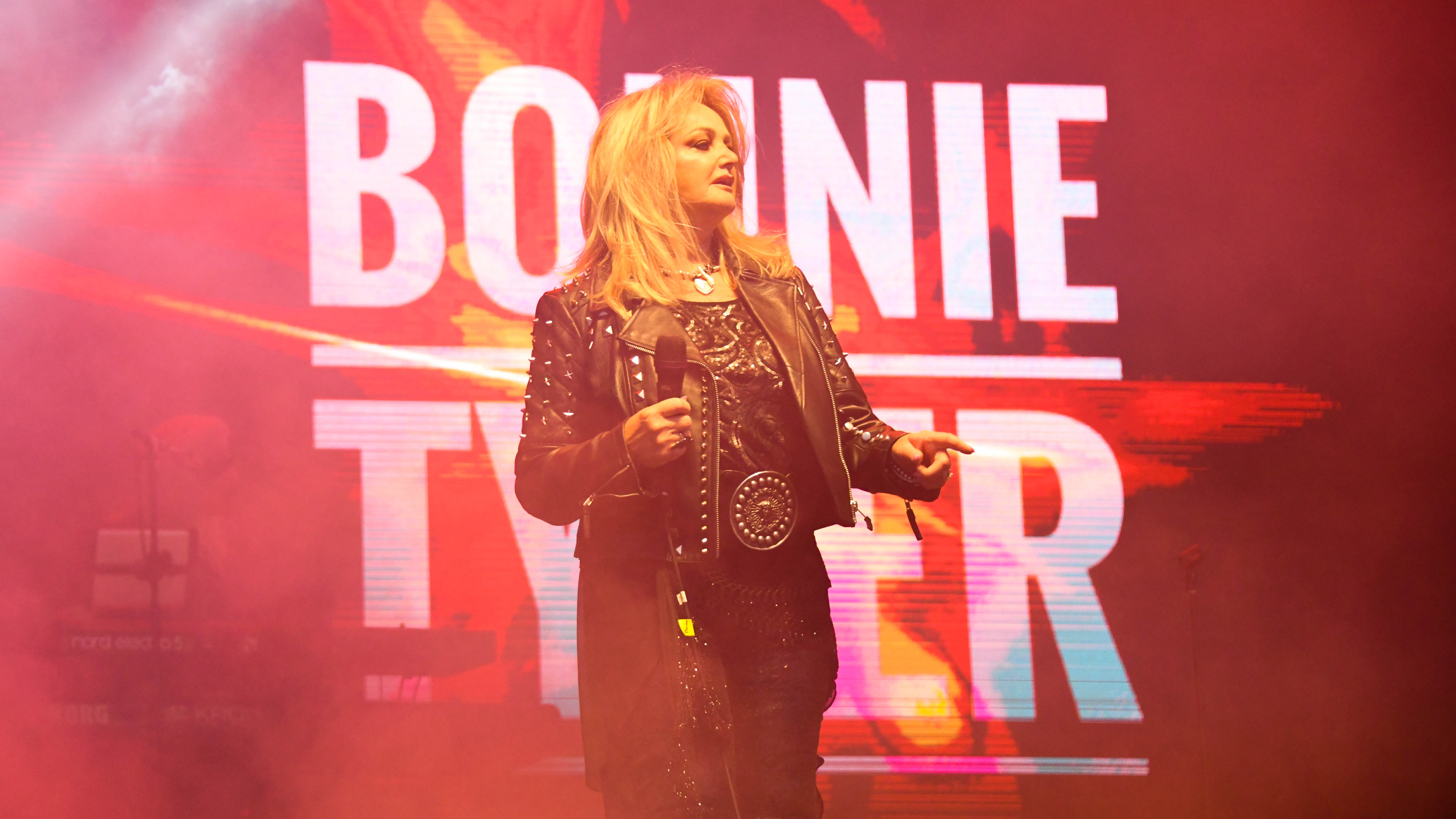 PHOTOS & REACTIONS: Bonnie Tyler Eclipsing Hearts At Secret Solstice