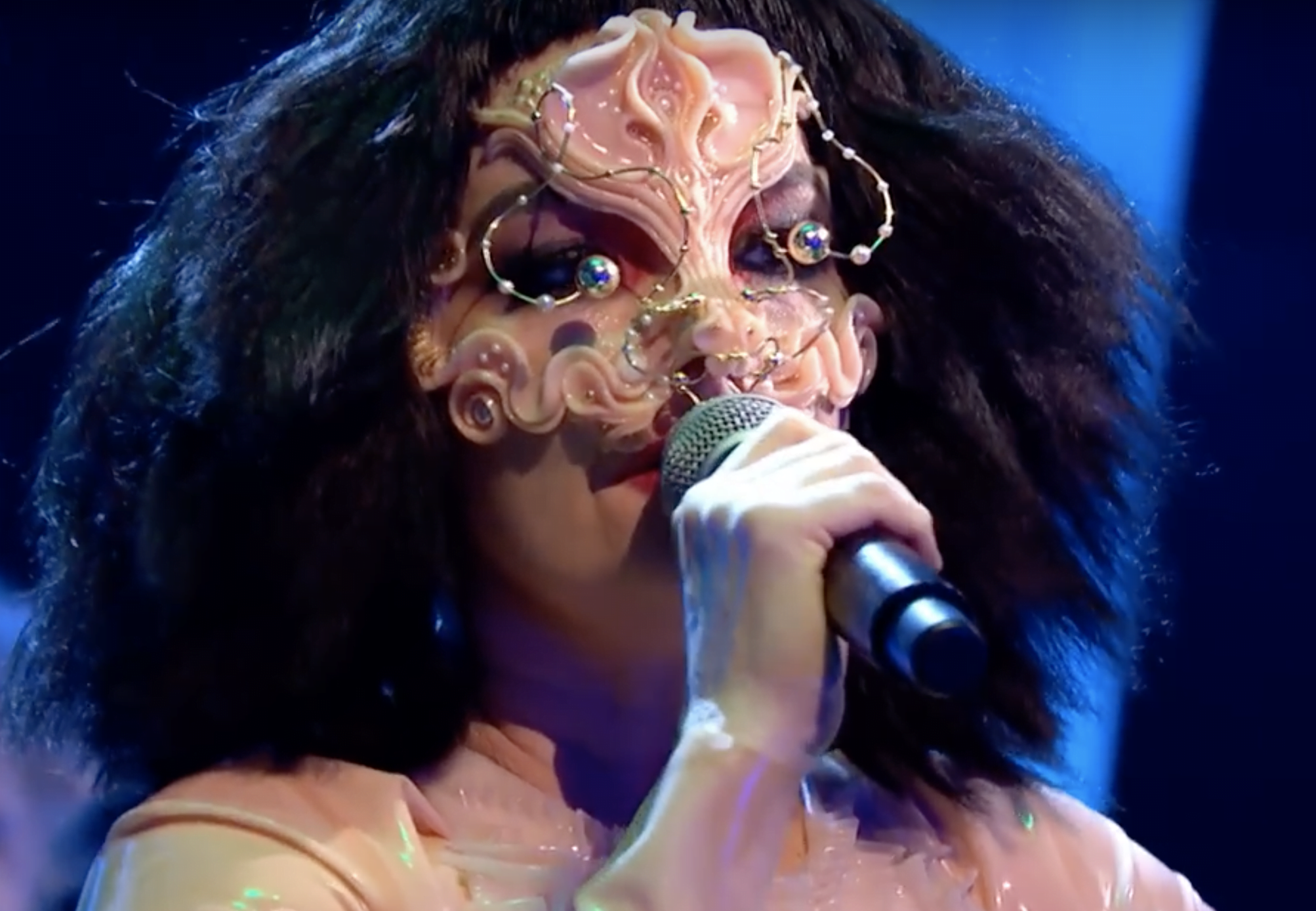 Björk Gives First TV Performance In Eight Years