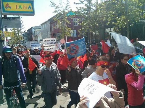 Vietnamese Protest At Chinese Embassy – VIDEO