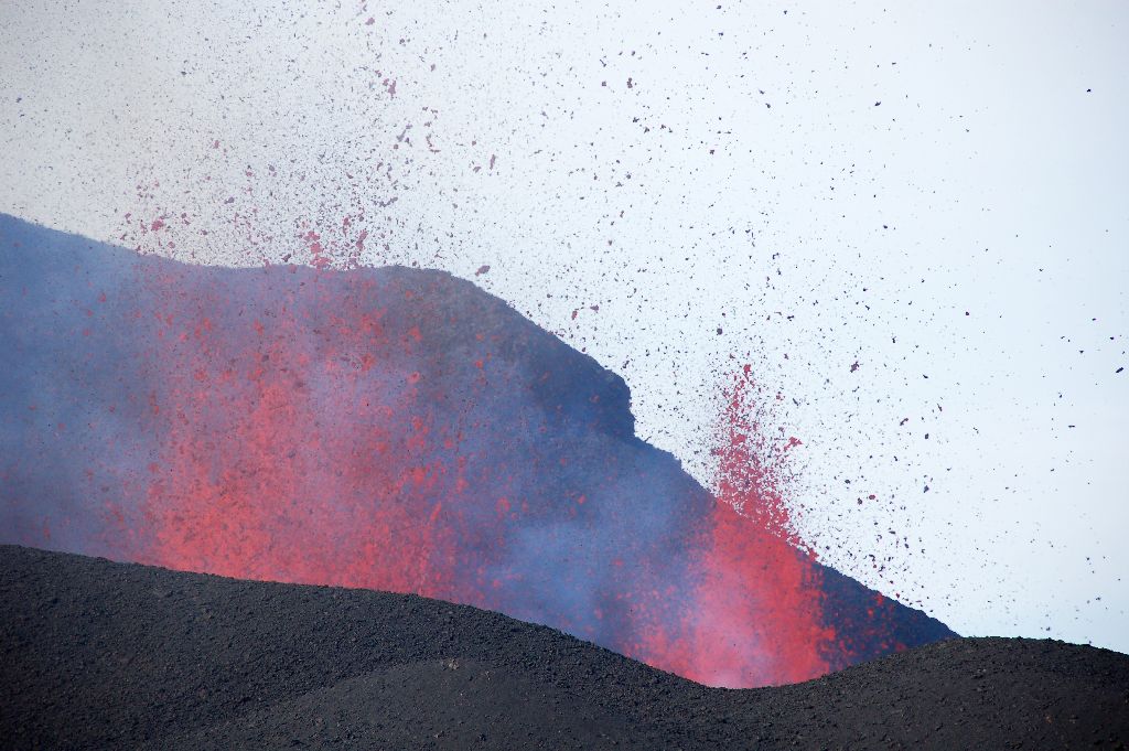 Eruption can occur with little warning, earthquakes continue