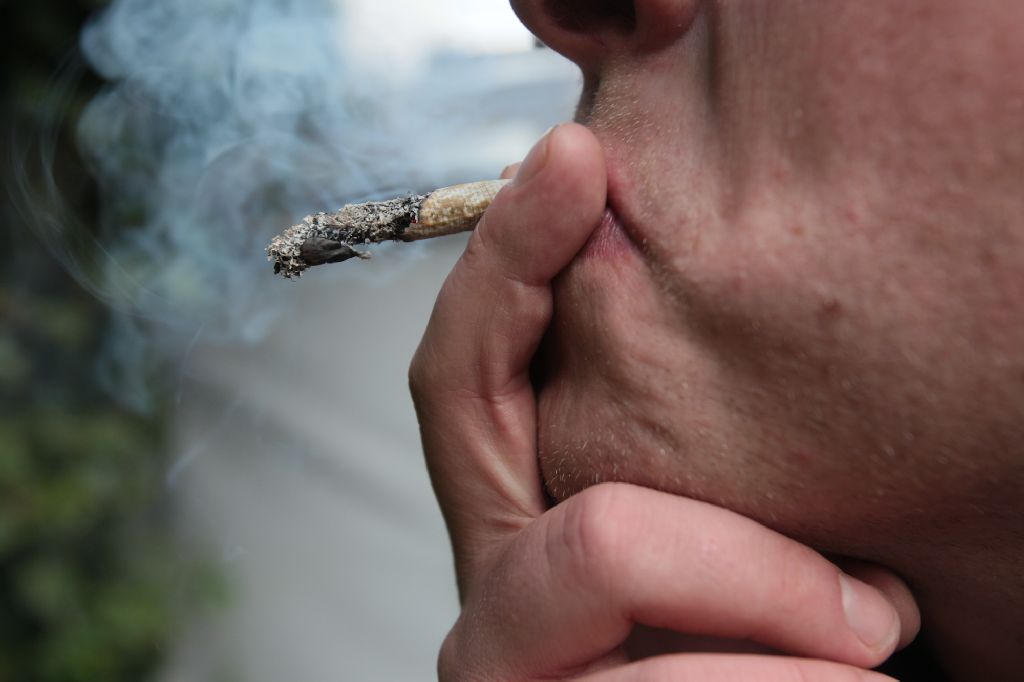 Health Directorate: Icelandic Women Smoke And Drink Less, Vape As Often As Men