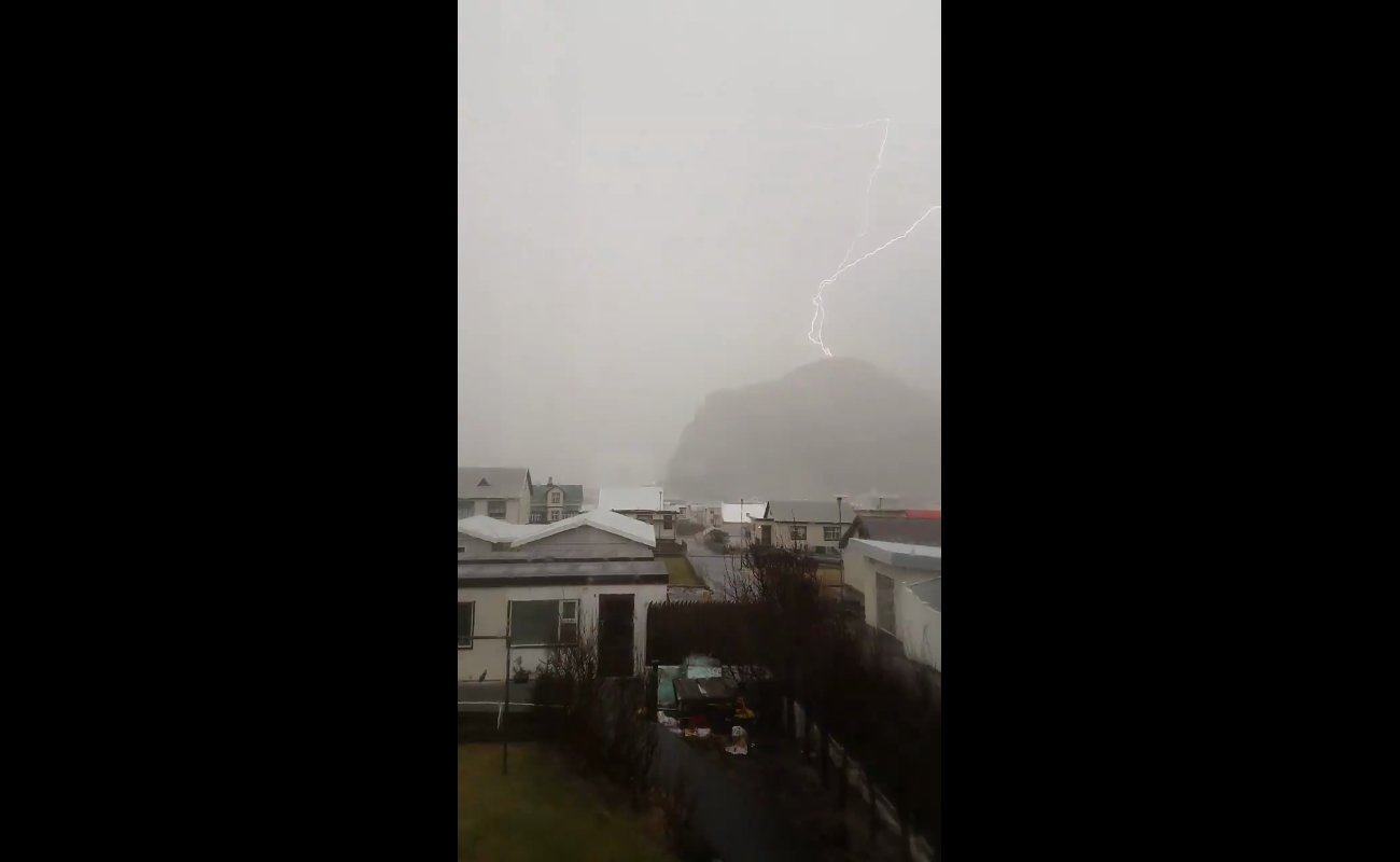 Lightning Seen In Reykjavík Actually Touched Down In Westman Islands – VIDEO