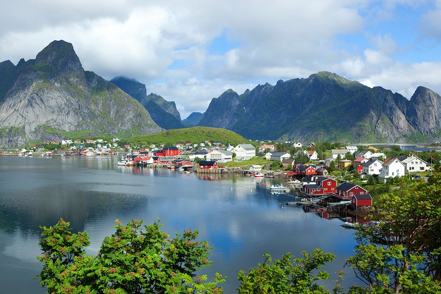 Wants To Make Iceland “Norway’s 20th County”
