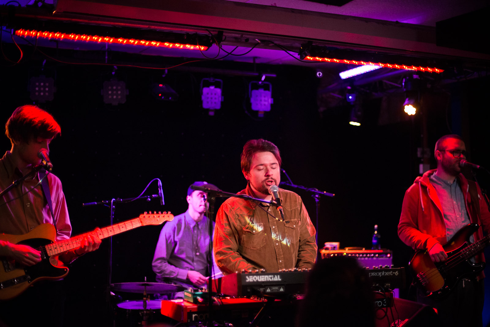 PHOTOS: Moses Hightower Soothes The Crowd At Húrra