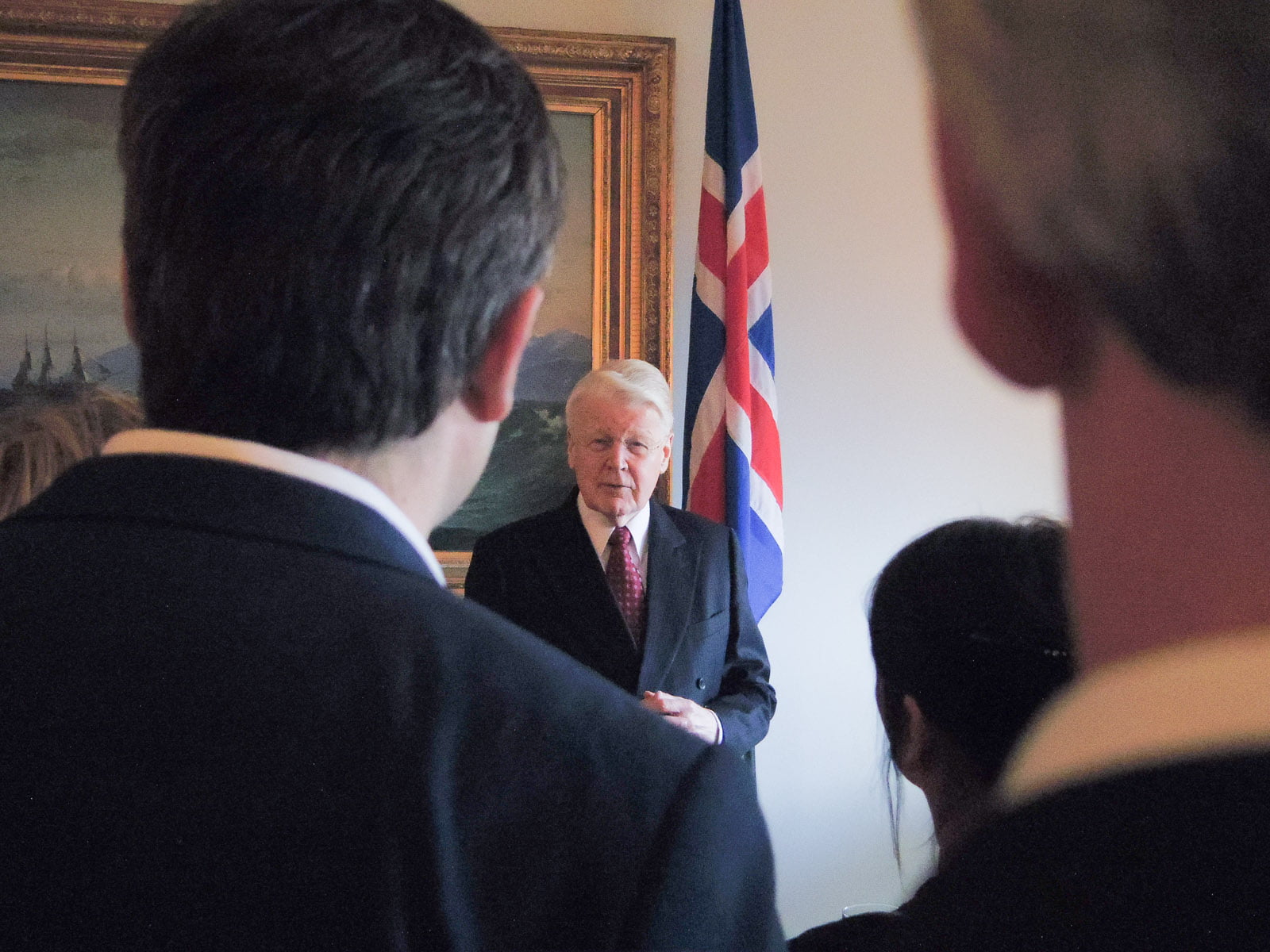 President Praises Pirate Party, Jungle Bars For Icelandic Innovation
