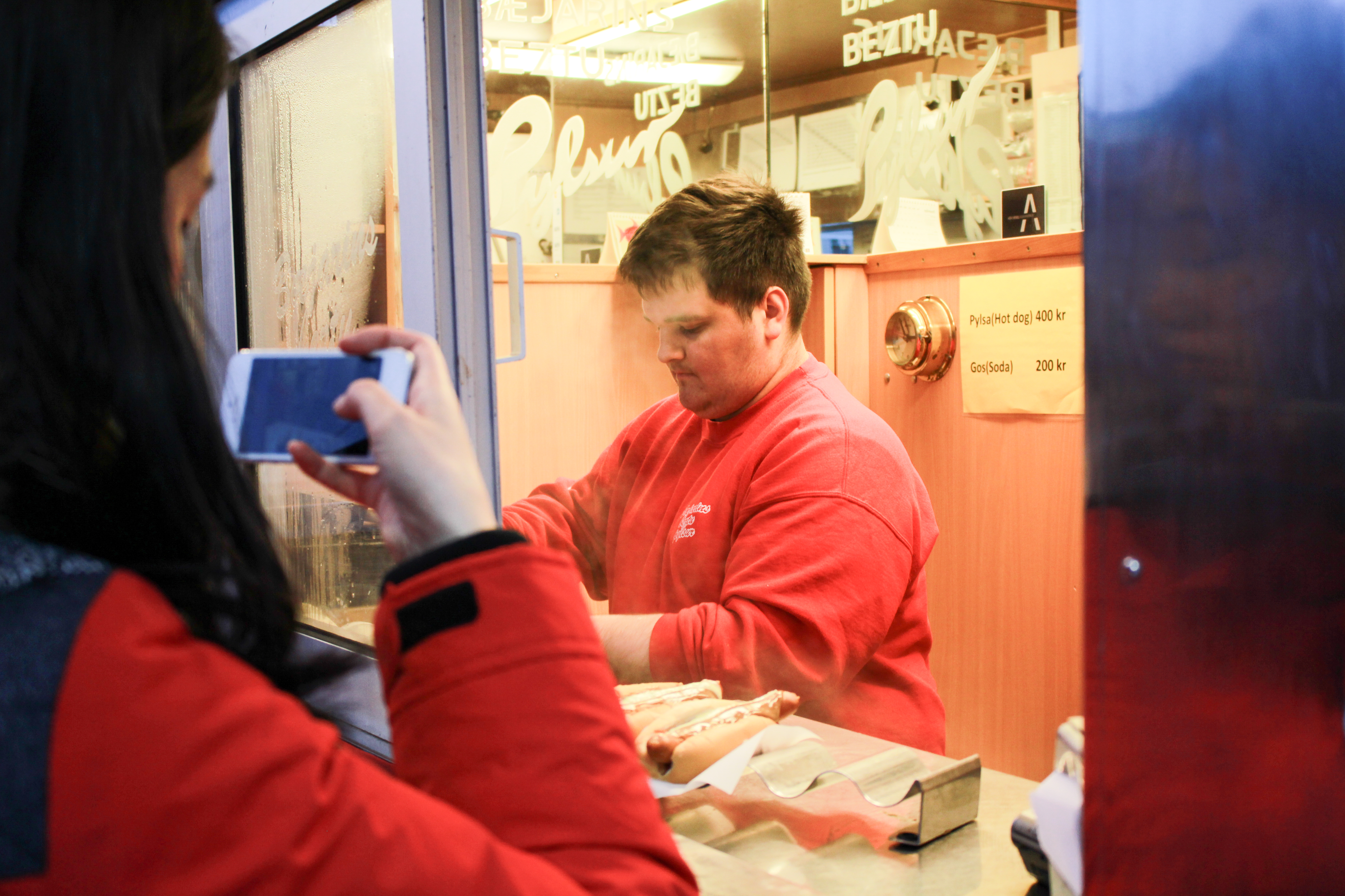 At Bæjarins Bestu, Hometown Hot Dog Heroes Brave The Storm